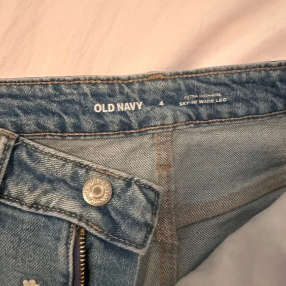Old Navy Extra High-Waisted Sky-Hi Wide Leg Jeans – Daisy Embroidery size 4 - Picture 5 of 6